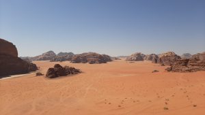 Lee más sobre el artículo En busca de aventura: qué ver y hacer en el desierto de Wadi Rum
