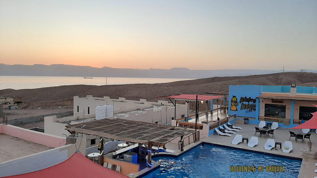 Panorámica del exterior y la piscina del Aqaba Adventure Divers Village -Hotel y centro de buceo en el mar Rojo - South Beach (Aqaba) - Jordania