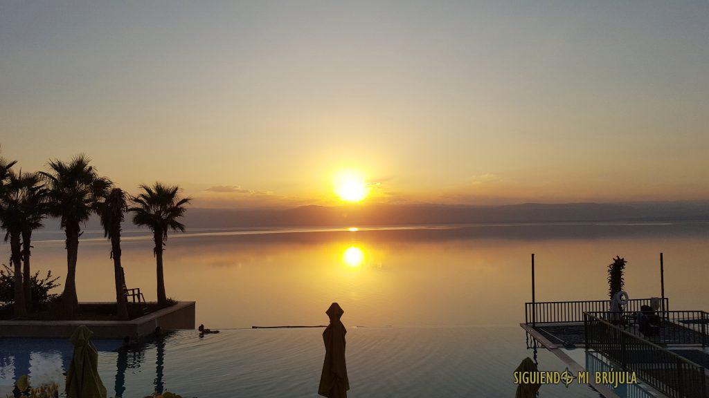 Puesta de sol en el mar Muerto desde la piscina del hotel Oh Beach Dead Sea - Jordania